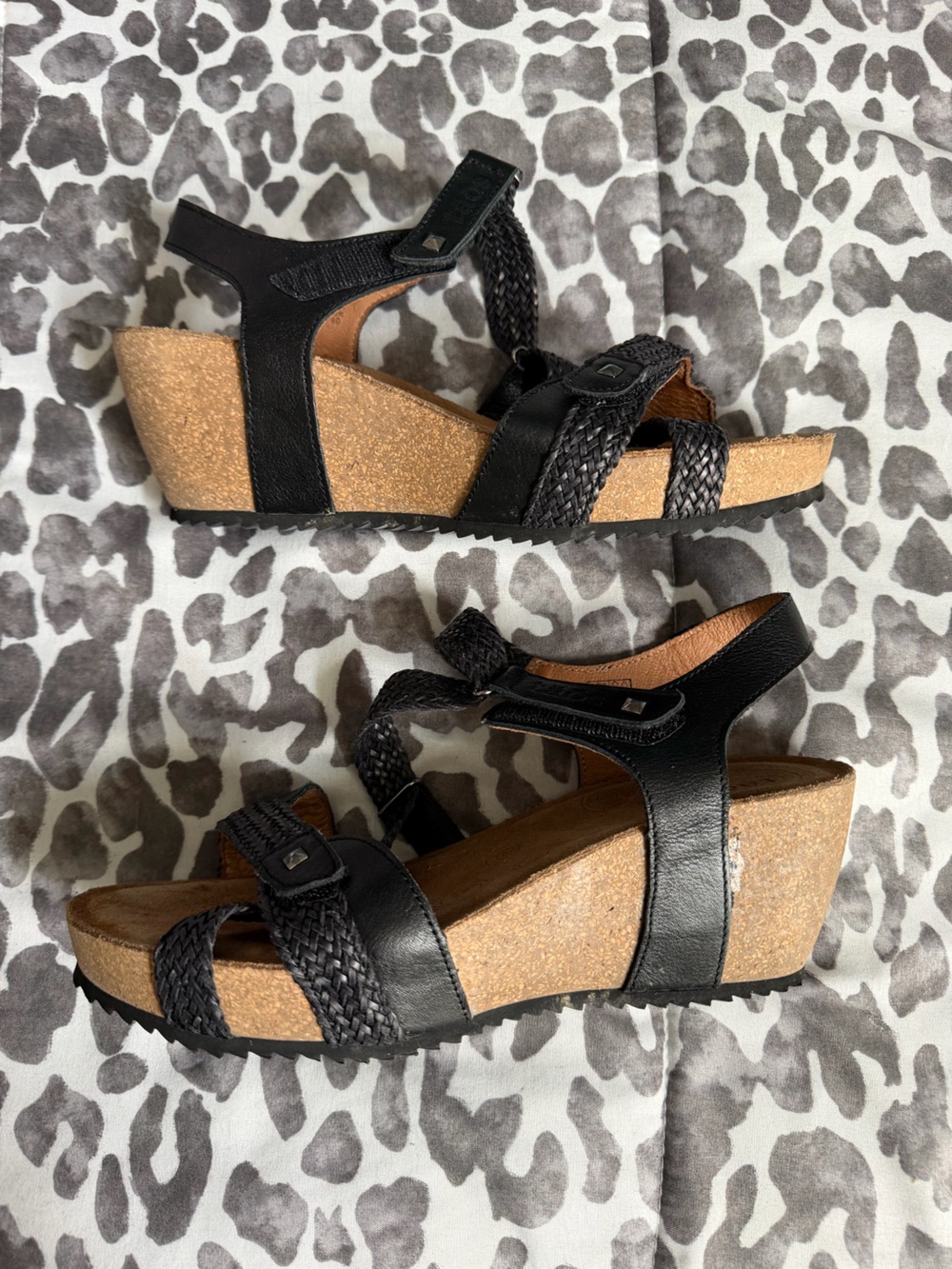 Taos black strappy sandal sz 9.5